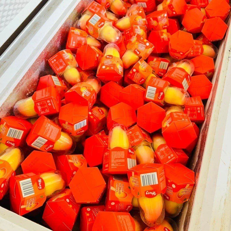How do master carton configurations impact retail cold-chain management